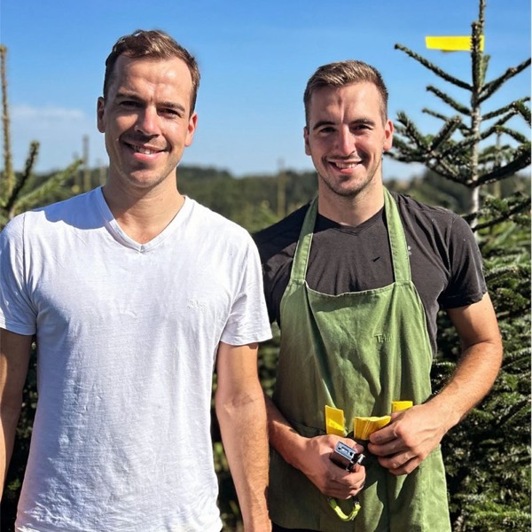 Zwei aus dem Team in der Weihnachtsbaumkultur